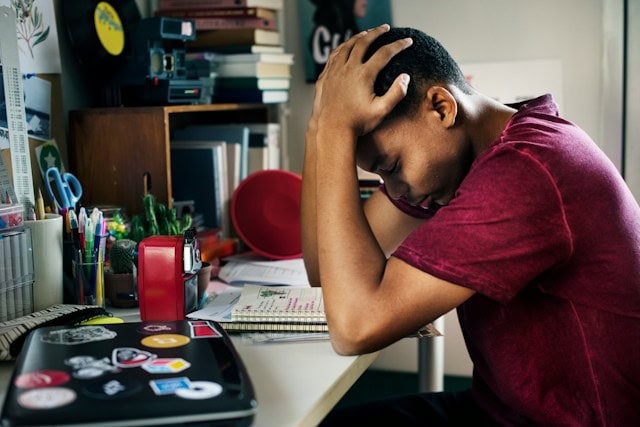 anxious teen studying signs of anxiety in teens